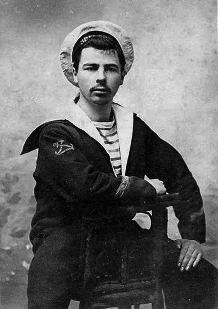 1910年ごろのフランスの水兵の写真。白い帽子に、大きなえりの紺の上着。胸もとから、しまのシャツがのぞいている。撮影者は不明。
